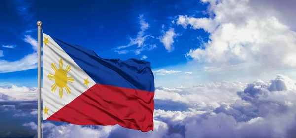 美しい曇りの日に手を振るフィリピン国旗布 — ストック写真