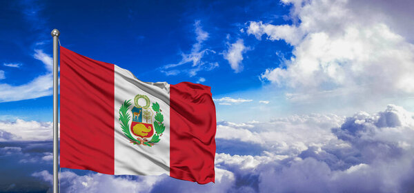 Ткань национального флага Перу размахивая на красивом облачном фоне.