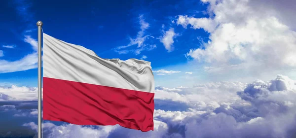 Polonia Bandera Nacional Tela Ondeando Sobre Hermoso Fondo Nublado —  Fotos de Stock