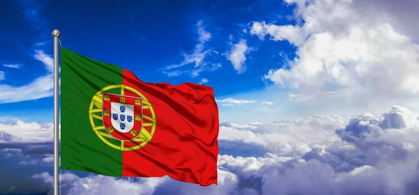 Португальська Національна Тканина Прапора Махає Чудовим Хмарним Тлом — стокове фото