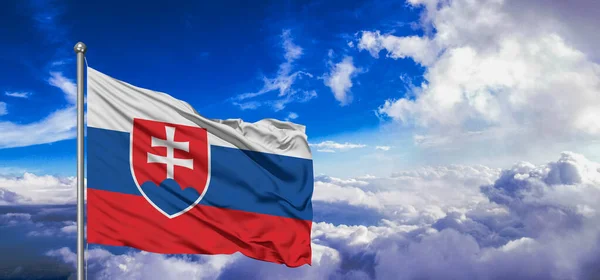 Ткань Национального Флага Словакии Размахивающая Красивом Небе — стоковое фото