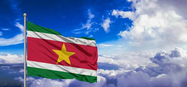 美しい空に揺れるスリナム国旗の布生地背景 — ストック写真