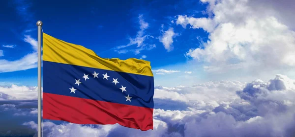 委内瑞拉国旗布织物在美丽的云彩灰色背景下飘扬 — 图库照片