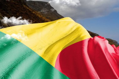 Benin Ulusal Bayrak Kumaşı Güzel Dağ Arkaplanı 'nda sallanıyor.