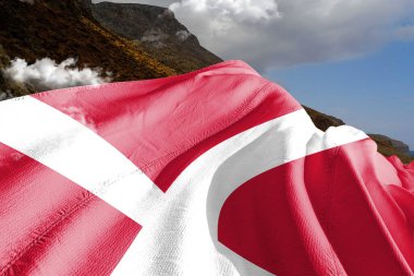 Danimarka Ulusal Bayrak Kumaşı Güzel Dağ Arkaplanında Sallanıyor.
