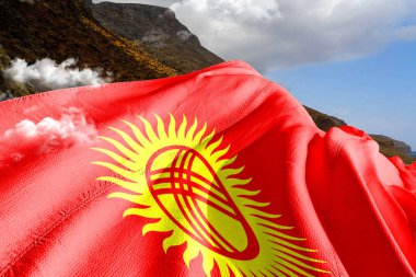 Kırgızistan Ulusal Bayrak Kumaşı Güzel Dağ Arkaplanı 'nda sallanıyor.
