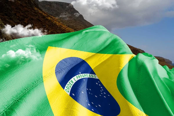 Brazilië Nationale Vlag Doek Zwaaiend Mooie Berg Achtergrond — Stockfoto