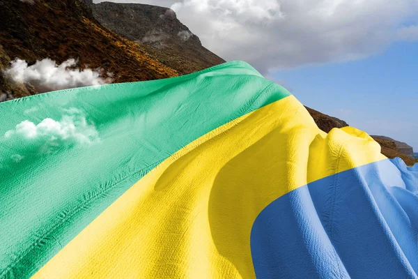 Gabon Národní Vlajkové Tkaniny Vlnění Krásném Horském Pozadí — Stock fotografie