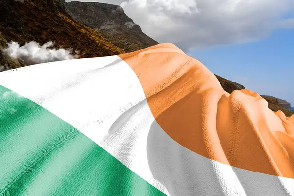 Ірландський Національний Прапор Тканина Махає Прекрасним Гірським Тлом — стокове фото