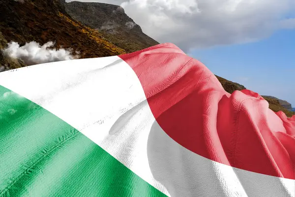 Talya Ulusal Bayrak Kumaşı Güzel Dağ Arkaplanında Sallanıyor — Stok fotoğraf