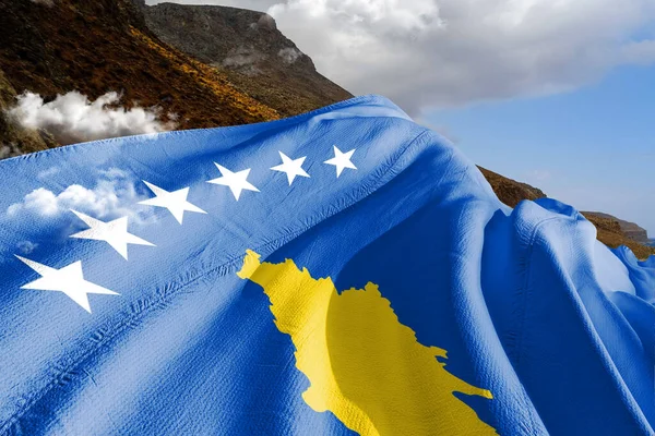 Kosovo Stoffa Bandiera Nazionale Tessuto Sventolando Sul Bellissimo Sfondo Montagna — Foto Stock