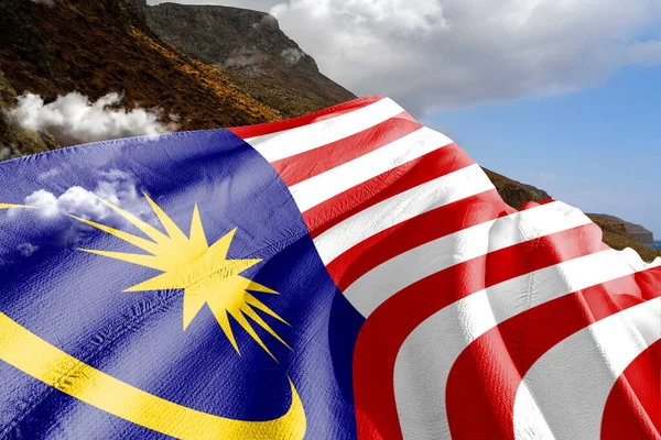 Malezja Narodowa Tkanina Flagowa Machanie Pięknym Tle Góry — Zdjęcie stockowe