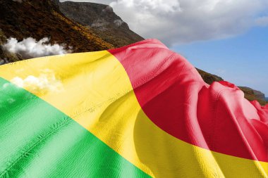 Mali Ulusal Bayrak Kumaşı Güzel Dağ Arkaplanı 'nda Sallanıyor.