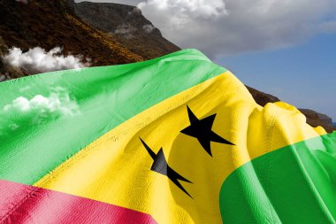 Sao Tome ve Principe Ulusal Bayrak Kumaşı Güzel Dağ Arkaplanı 'nda sallanıyor.
