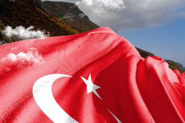 Türkiye ulusal bayrak kumaşı güzel dağ arka planında dalgalanıyor.