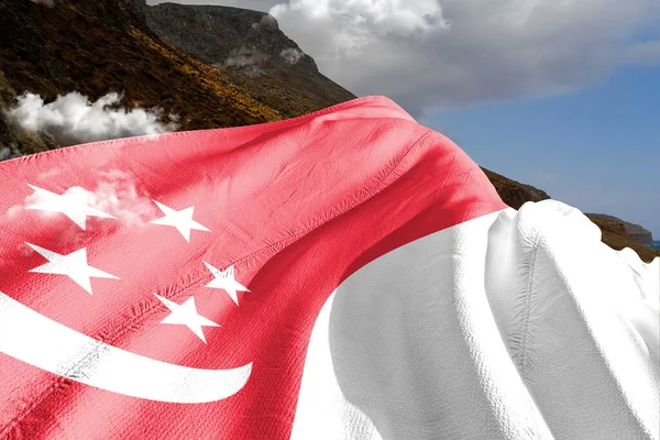 Singapore Bandiera Nazionale Stoffa Tessuto Sventolando Sul Bellissimo Sfondo Montagna — Foto Stock