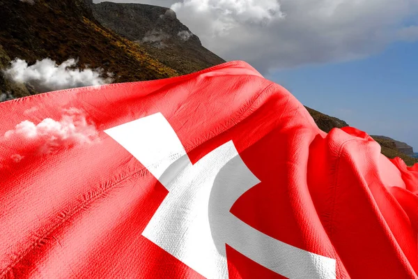 瑞士国旗布在美丽的山地背景下飘扬 — 图库照片