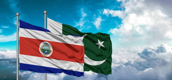 パキスタンとコスタリカの友情の旗が美しい空で空を振って — ストック写真