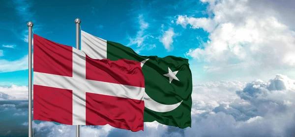 Vlajky Pákistánu Dánska Vlajka Přátelství Vlnící Obloze Krásnou Oblohou — Stock fotografie