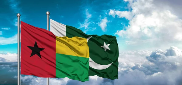 Flaggen Pakistans Und Guinea Bissaus Wehen Himmel Bei Schönem Himmel — Stockfoto