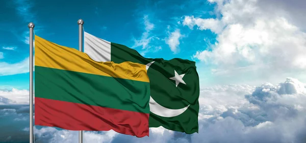 Bandeiras Paquistão Lituânia Bandeira Amizade Acenando Céu Com Céu Bonito — Fotografia de Stock