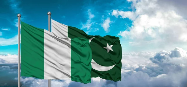 パキスタンとナイジェリアの友情の旗が空に美しい空を振って — ストック写真
