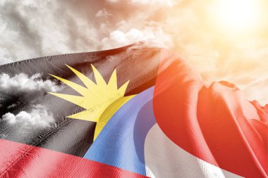 Antigua ve Barbuda Ulusal Bayrak Kumaşı Güzel Gökyüzü Arkaplanı 'nda sallanıyor.