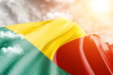 Benin Ulusal Bayrak Kumaşı Güzel Gökyüzü Arkaplanı 'nda sallanıyor.
