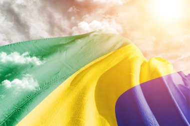 Gabon Ulusal Bayrak Kumaşı Güzel bir arka planda sallanıyor.