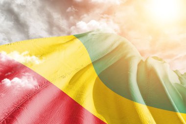 Gine Ulusal Bayrak Kumaşı Güzel bir arka planda sallanıyor.