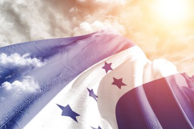 Honduras Ulusal Bayrak Kumaşı Güzel bir arka planda sallanıyor.