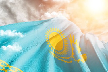 Kazakistan ulusal bayrak kumaşı güzel bir arka planda dalgalanıyor.