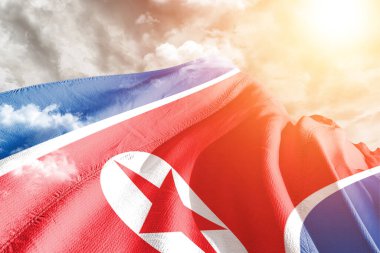 Kore, Kuzey ulusal bayrak kumaşı güzel bir gökyüzünde sallanıyor..