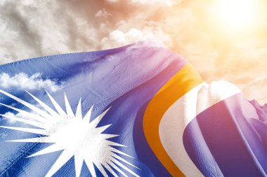 Marshall Adaları Ulusal Bayrak Kumaşı Güzel bir arka planda sallanıyor.