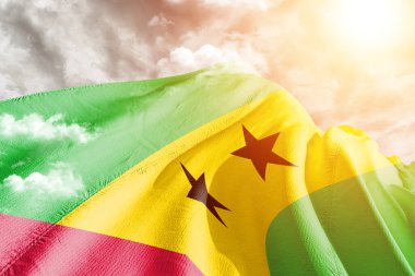 Sao Tome ve Principe Ulusal Bayrak Kumaşı güzel bir arka planda sallanıyor.