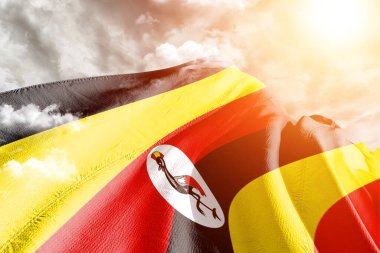 Uganda Ulusal Bayrak Kumaşı Güzel bir arka planda sallanıyor.