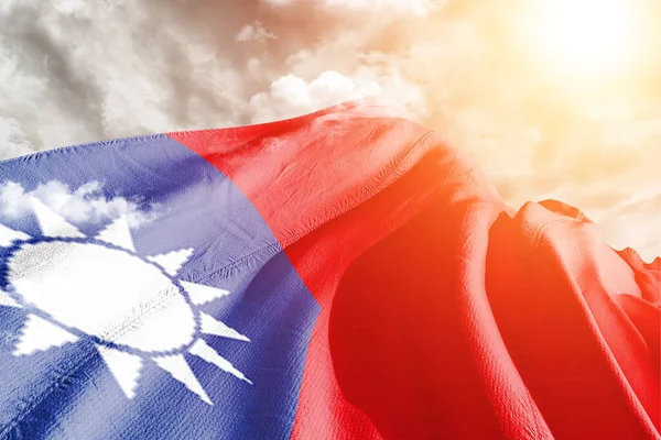 Tayvan Ulusal Bayrak Kumaşı Güzel bir arka planda sallanıyor.