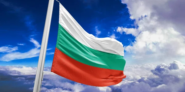 Bulgaristan ulusal bayrak kumaşı güzel bir arka planda dalgalanıyor.