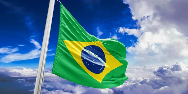 Ткань Ткани Национального Флага Бразилии Размахивающая Красивом Небе — стоковое фото