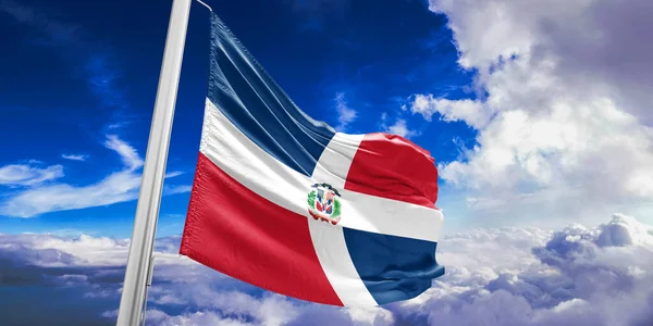 ドミニカ共和国国旗布美しい空に揺れる布背景 — ストック写真