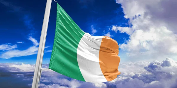 Irland Nationell Flagga Tyg Viftar Vacker Himmel Bakgrund — Stockfoto