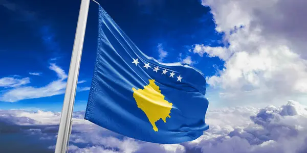 Kosovo Nationale Vlag Doek Zwaaiend Mooie Hemel Achtergrond — Stockfoto