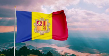 Andorra Ulusal Bayrak Kumaşı Güzel Gökyüzü Arkaplanı 'nda sallanıyor.