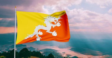Bhutan Ulusal Bayrak Kumaşı Güzel Gökyüzü Arkaplanı 'nda sallanıyor.