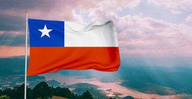 Şili Ulusal Bayrak Kumaşı Güzel bir arka planda sallanıyor.