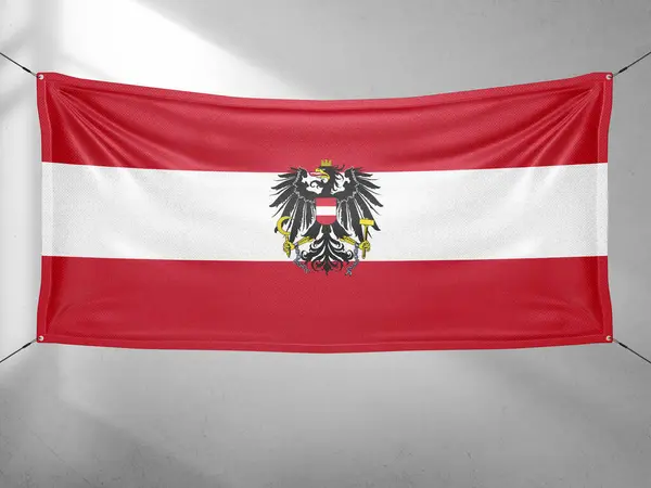 美しい灰色の空に揺れるオーストリア国旗の布背景 — ストック写真
