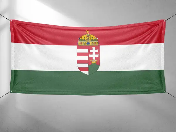 Macaristan ulusal bayrak kumaşı güzel gri arka planda dalgalanıyor.