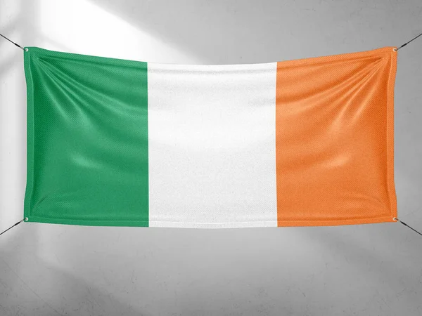 Ierland Nationale Vlag Doek Zwaaien Mooie Grijze Lucht Achtergrond — Stockfoto