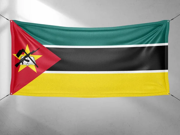Moçambique Tecido Pano Bandeira Nacional Acenando Céu Cinza Bonito Fundo — Fotografia de Stock