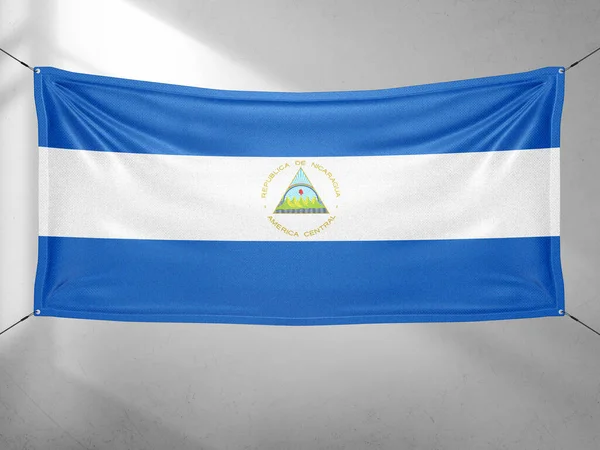 Nicaragua Bandiera Nazionale Stoffa Tessuto Sventolando Sul Bel Cielo Grigio — Foto Stock